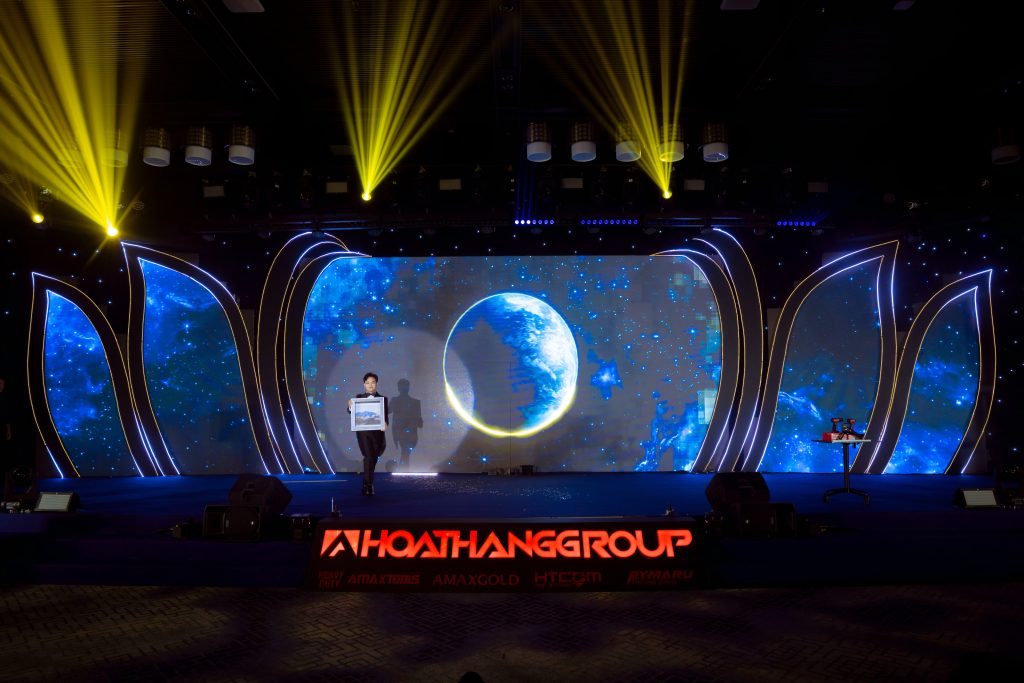 ATG Nhã KT Wowmagic biểu diễn ảo thuật tương tác màn hình LED cho sự kiện của Hòa Thắng Group