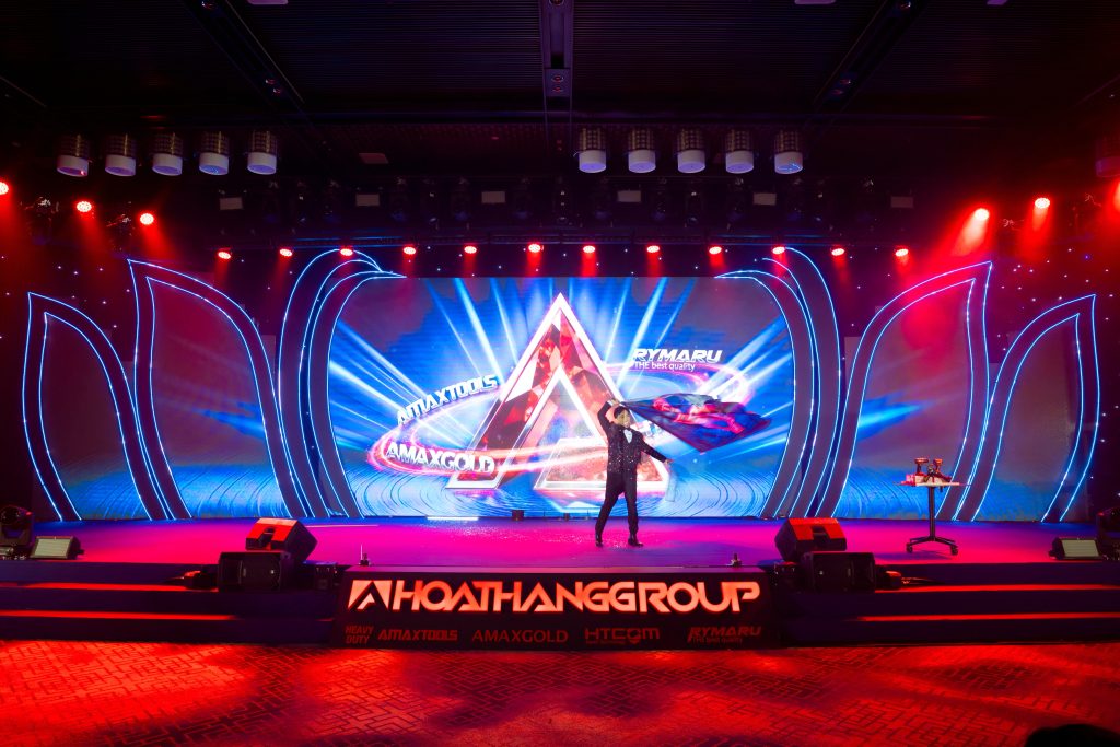 ATG Nhã KT Wowmagic biểu diễn ảo thuật tương tác màn hình LED cho sự kiện của Hòa Thắng Group