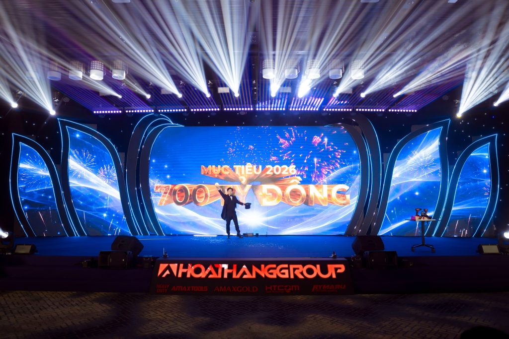 ATG Nhã KT Wowmagic biểu diễn ảo thuật tương tác màn hình LED cho sự kiện của Hòa Thắng Group