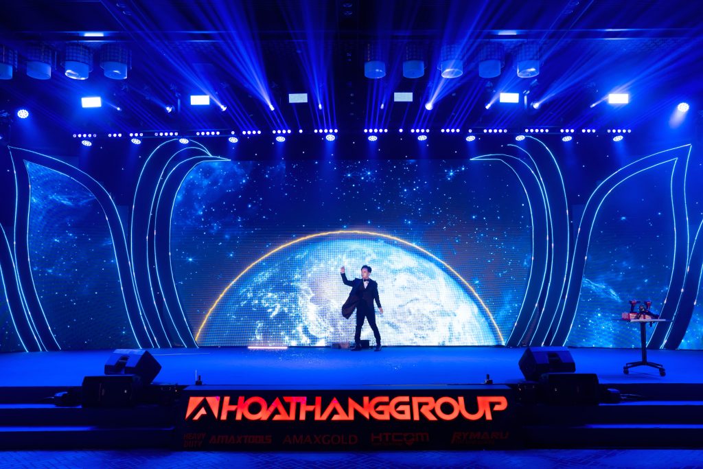 ATG Nhã KT Wowmagic biểu diễn ảo thuật tương tác màn hình LED cho sự kiện của Hòa Thắng Group
