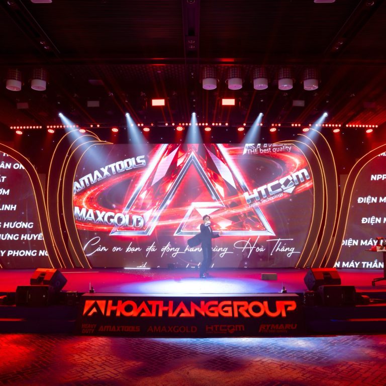 ATG Nhã KT Wowmagic biểu diễn ảo thuật tương tác màn hình LED cho sự kiện của Hòa Thắng Group