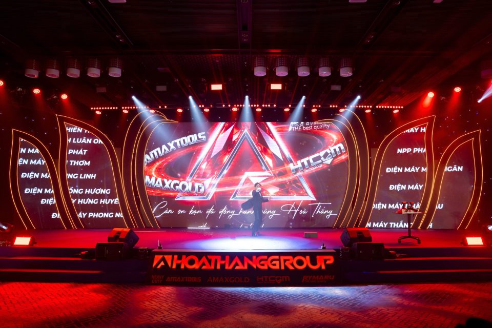 ATG Nhã KT Wowmagic biểu diễn ảo thuật tương tác màn hình LED cho sự kiện của Hòa Thắng Group