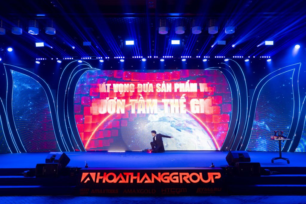 ATG Nhã KT Wowmagic biểu diễn ảo thuật tương tác màn hình LED cho sự kiện của Hòa Thắng Group