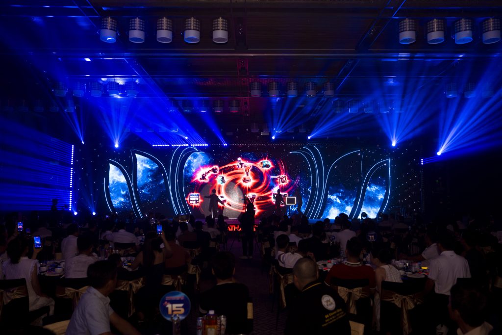 ATG Nhã KT Wowmagic biểu diễn ảo thuật tương tác màn hình LED cho sự kiện của Hòa Thắng Group