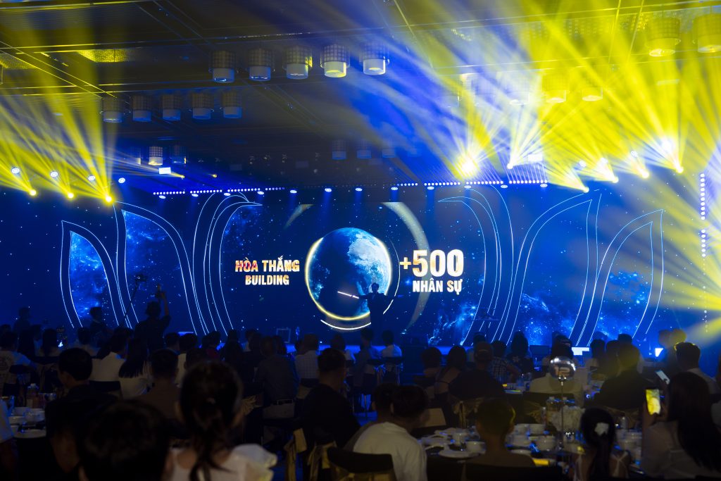 ATG Nhã KT Wowmagic biểu diễn ảo thuật tương tác màn hình LED cho sự kiện của Hòa Thắng Group