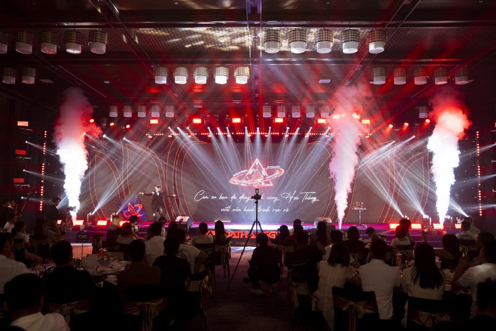 ATG Nhã KT Wowmagic biểu diễn ảo thuật tương tác màn hình LED cho sự kiện của Hòa Thắng Group