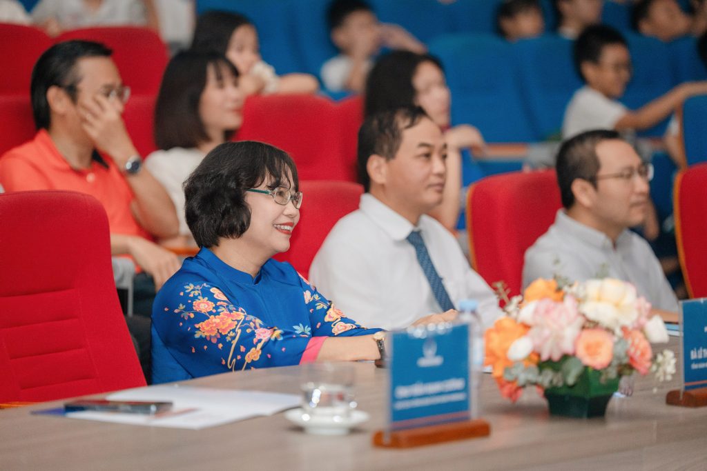Nhã KT biểu diễn ảo thuật tương tác LED cho sự kiện của tập đoàn Phenikaa